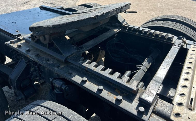 image for item EK8102 2009 Mack CXU semi truck