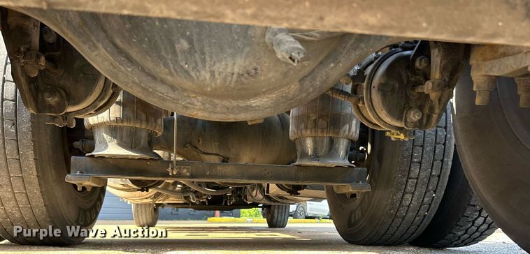 image for item EK8102 2009 Mack CXU semi truck