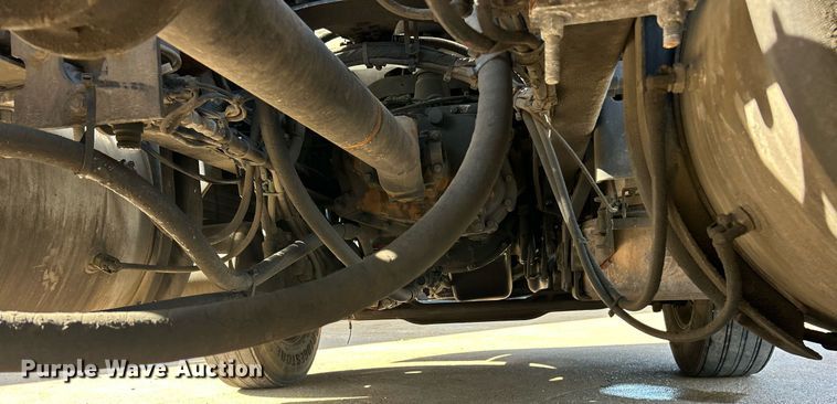 image for item EK8102 2009 Mack CXU semi truck