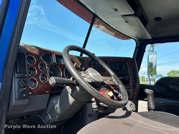 image for item EK8102 2009 Mack CXU semi truck