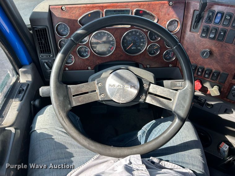 image for item EK8102 2009 Mack CXU semi truck