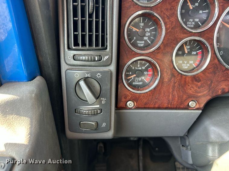 image for item EK8102 2009 Mack CXU semi truck