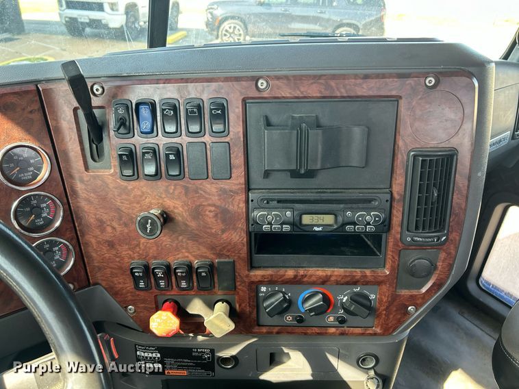 image for item EK8102 2009 Mack CXU semi truck