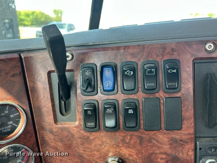 image for item EK8102 2009 Mack CXU semi truck