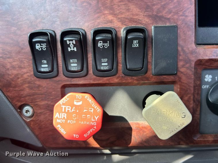 image for item EK8102 2009 Mack CXU semi truck