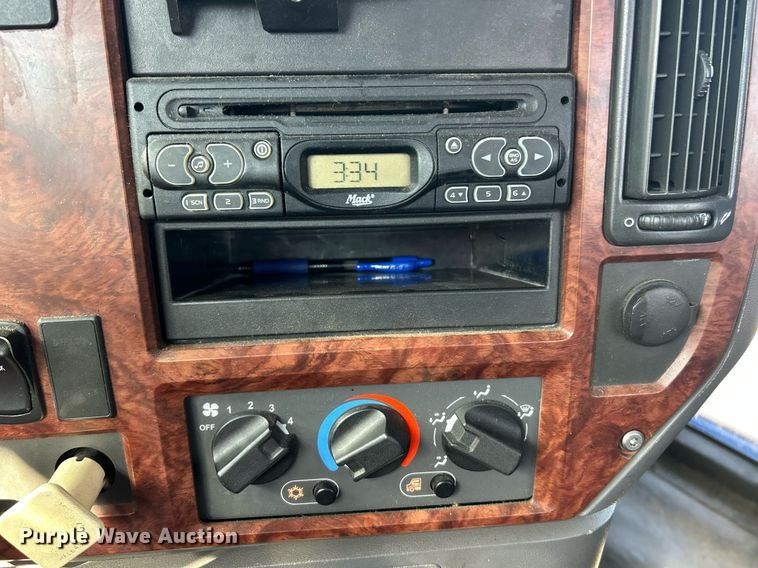 image for item EK8102 2009 Mack CXU semi truck