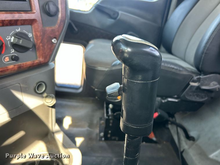 image for item EK8102 2009 Mack CXU semi truck