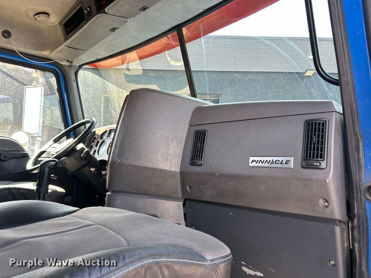 image for item EK8102 2009 Mack CXU semi truck