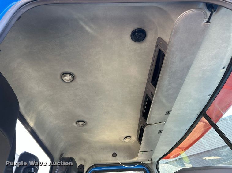 image for item EK8102 2009 Mack CXU semi truck