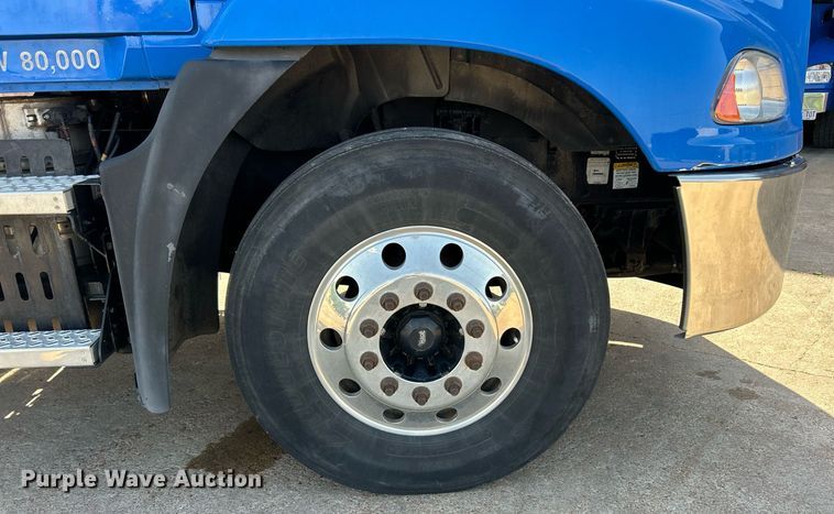 image for item EK8102 2009 Mack CXU semi truck