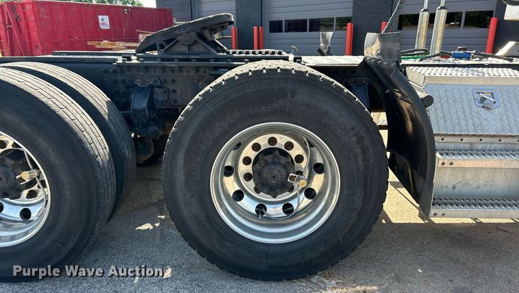 image for item EK8102 2009 Mack CXU semi truck