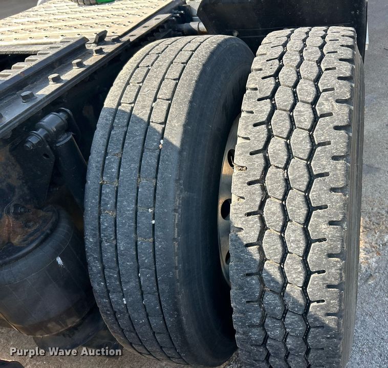 image for item EK8102 2009 Mack CXU semi truck