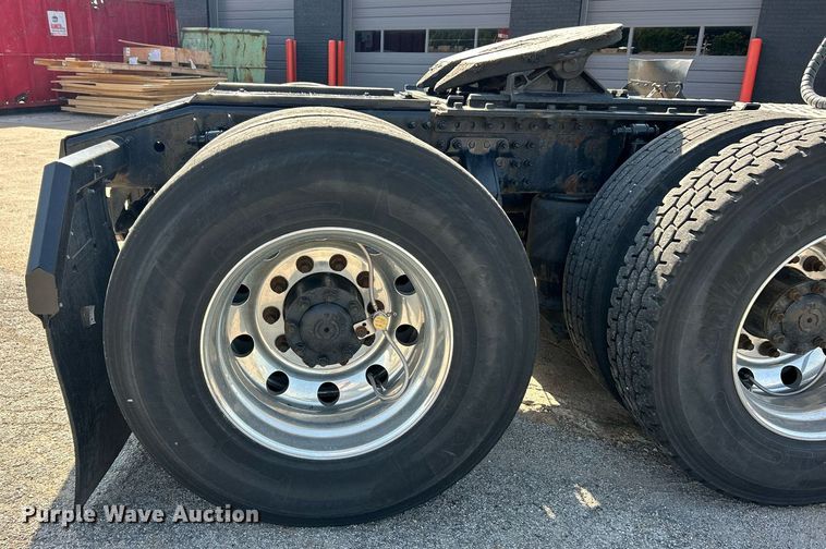 image for item EK8102 2009 Mack CXU semi truck