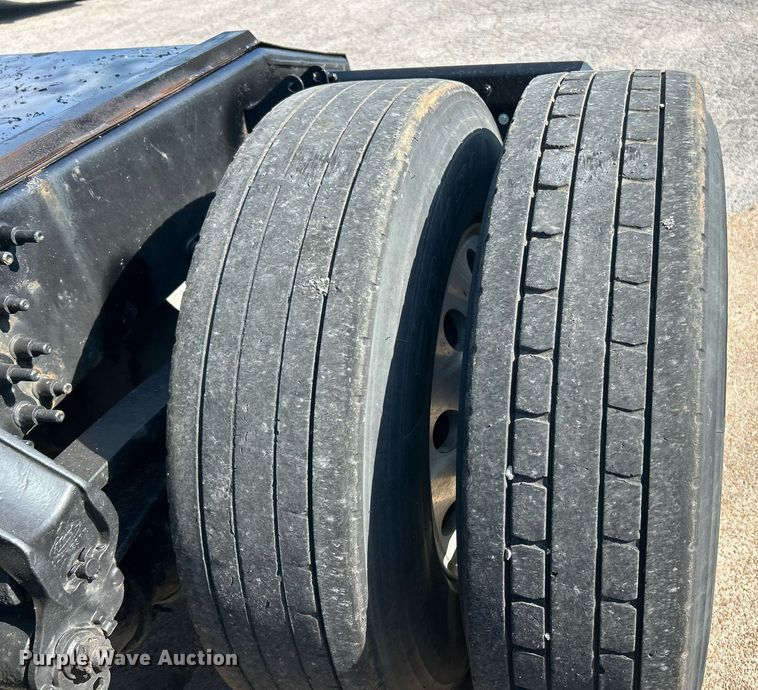 image for item EK8102 2009 Mack CXU semi truck