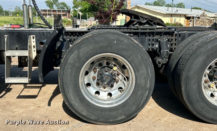 image for item EK8102 2009 Mack CXU semi truck