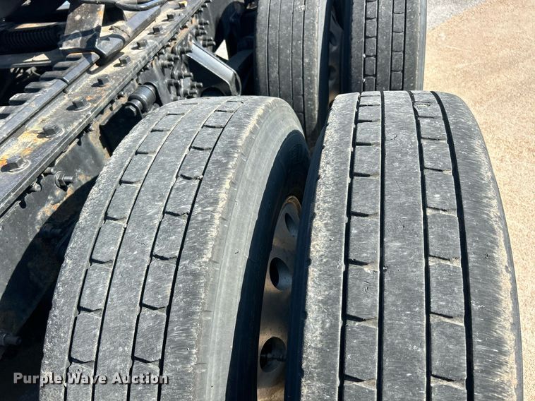 image for item EK8102 2009 Mack CXU semi truck