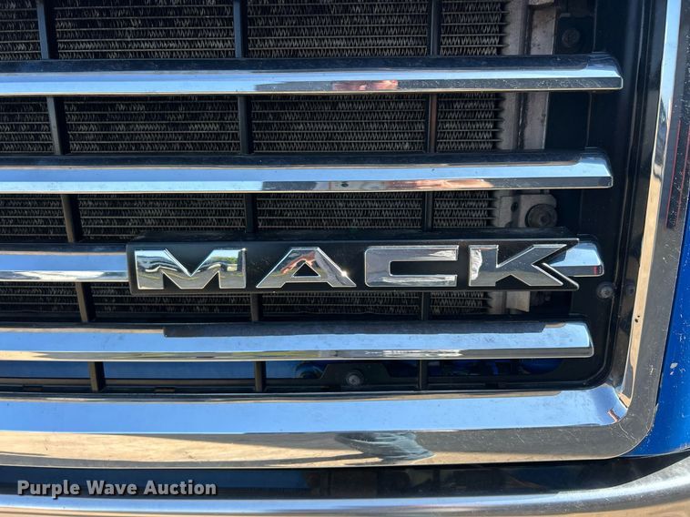 image for item EK8102 2009 Mack CXU semi truck