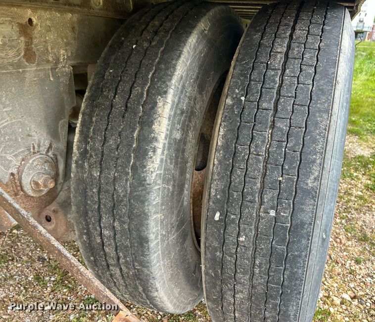 image for item EK8110 2001 Utility VS2DG dry van trailer