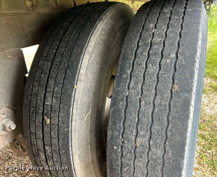 image for item EK8110 2001 Utility VS2DG dry van trailer