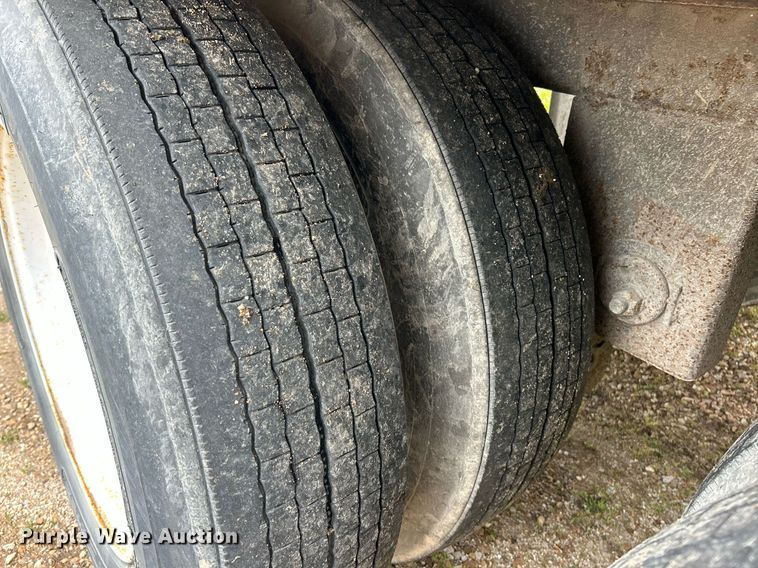 image for item EK8110 2001 Utility VS2DG dry van trailer