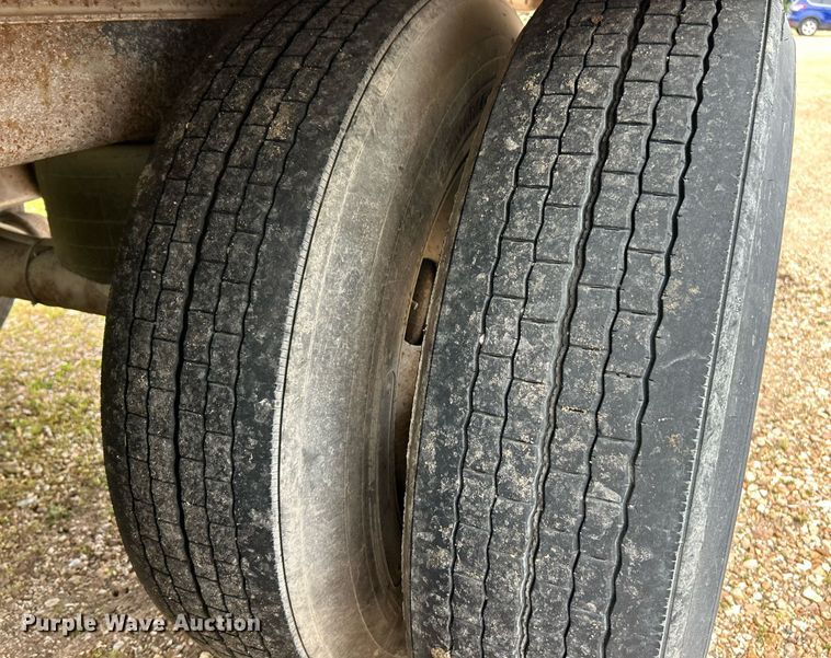 image for item EK8110 2001 Utility VS2DG dry van trailer