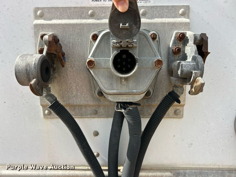 image for item EK8111 2005 Utility VS2DC dry van trailer