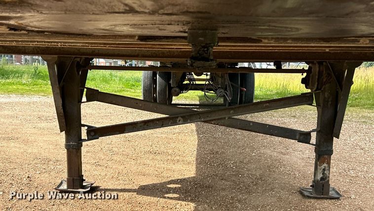 image for item EK8111 2005 Utility VS2DC dry van trailer