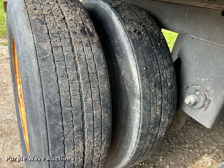 image for item EK8111 2005 Utility VS2DC dry van trailer