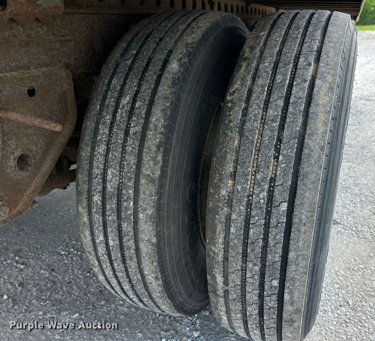 image for item EK8117 2007 Hyundai dry van trailer