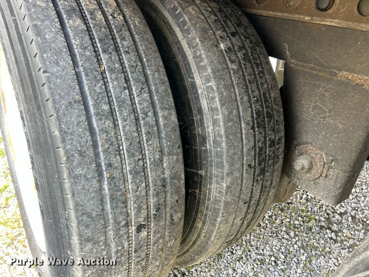 image for item EK8118 2011 Wabash refrigerated van trailer