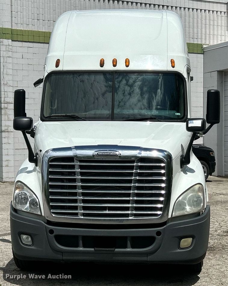 image for item EK8125 2010 Freightliner Cascadia semi truck