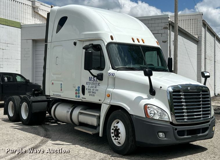 image for item EK8125 2010 Freightliner Cascadia semi truck