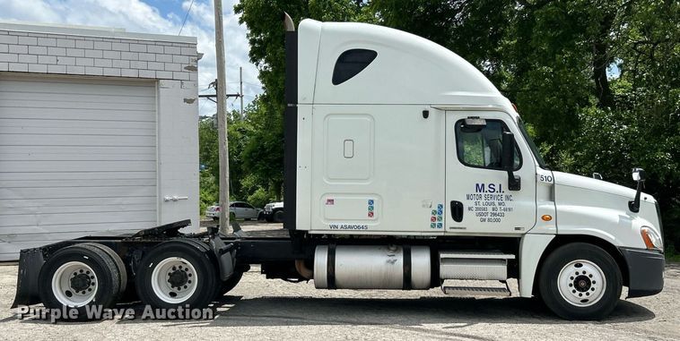 image for item EK8125 2010 Freightliner Cascadia semi truck