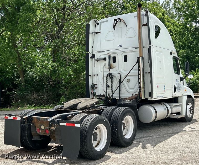 image for item EK8125 2010 Freightliner Cascadia semi truck