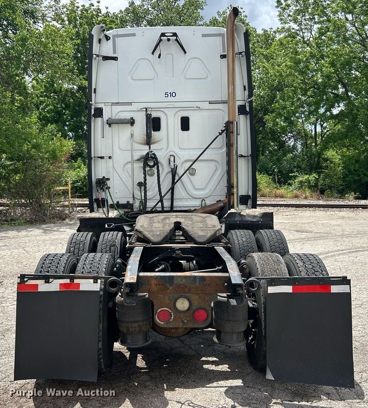 image for item EK8125 2010 Freightliner Cascadia semi truck