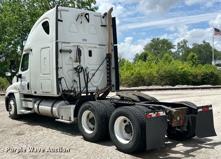 image for item EK8125 2010 Freightliner Cascadia semi truck