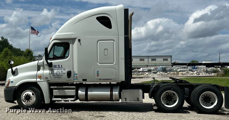 image for item EK8125 2010 Freightliner Cascadia semi truck