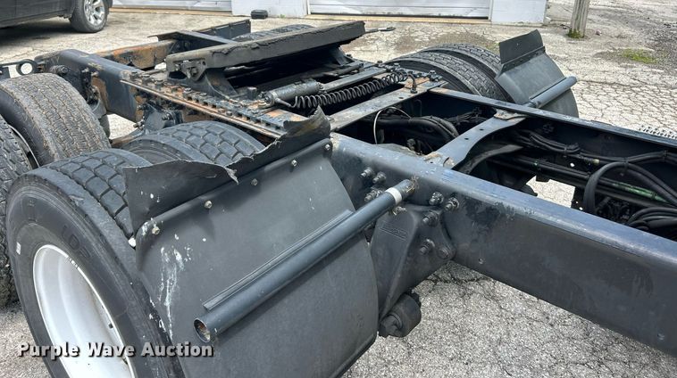 image for item EK8125 2010 Freightliner Cascadia semi truck