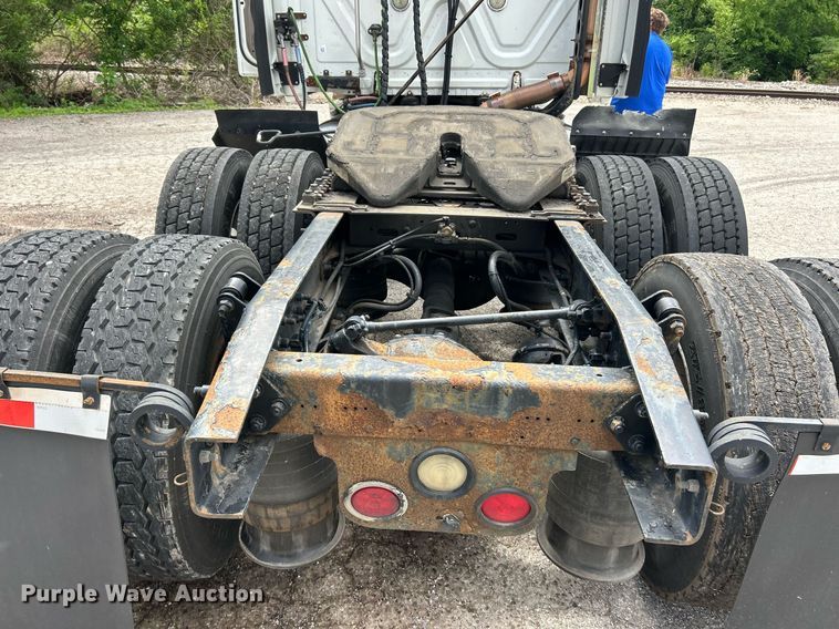 image for item EK8125 2010 Freightliner Cascadia semi truck