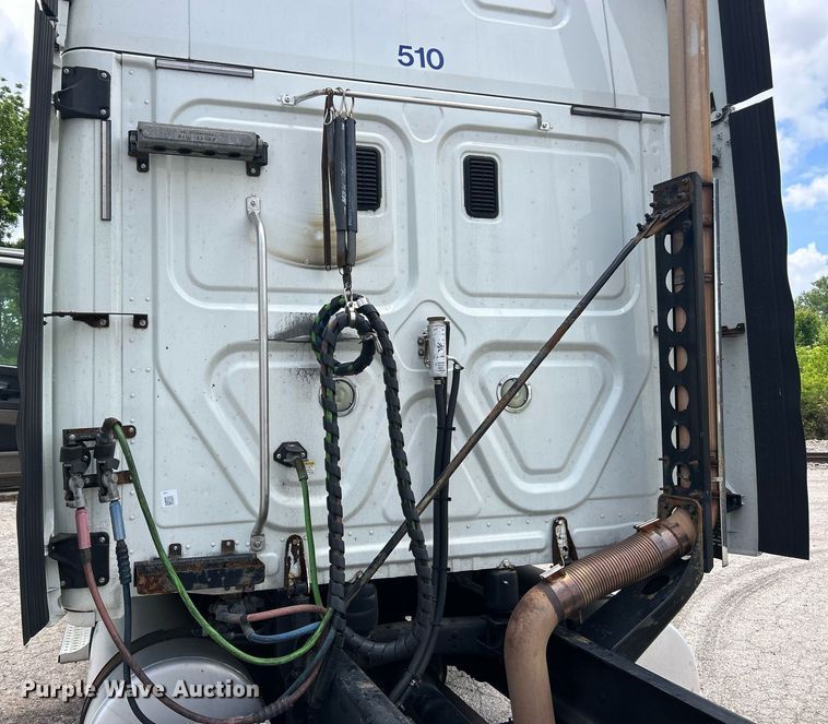 image for item EK8125 2010 Freightliner Cascadia semi truck