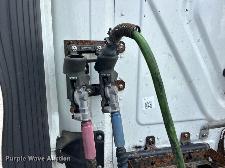 image for item EK8125 2010 Freightliner Cascadia semi truck