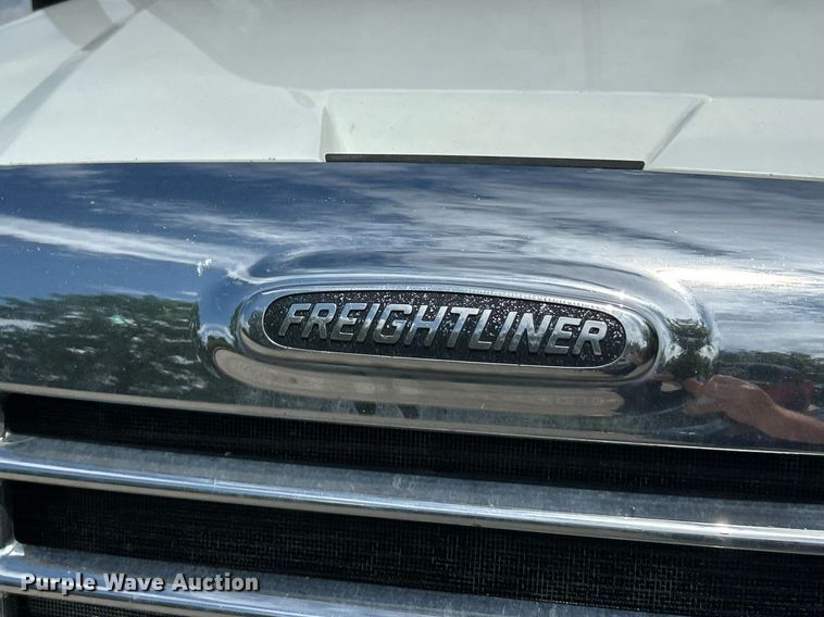 image for item EK8125 2010 Freightliner Cascadia semi truck