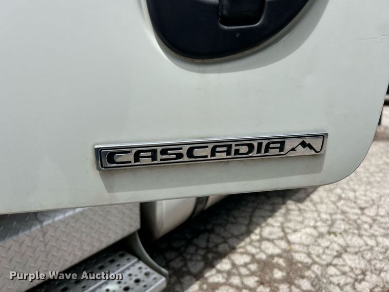 image for item EK8125 2010 Freightliner Cascadia semi truck