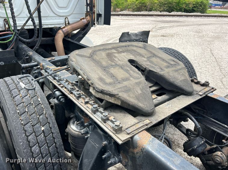 image for item EK8125 2010 Freightliner Cascadia semi truck