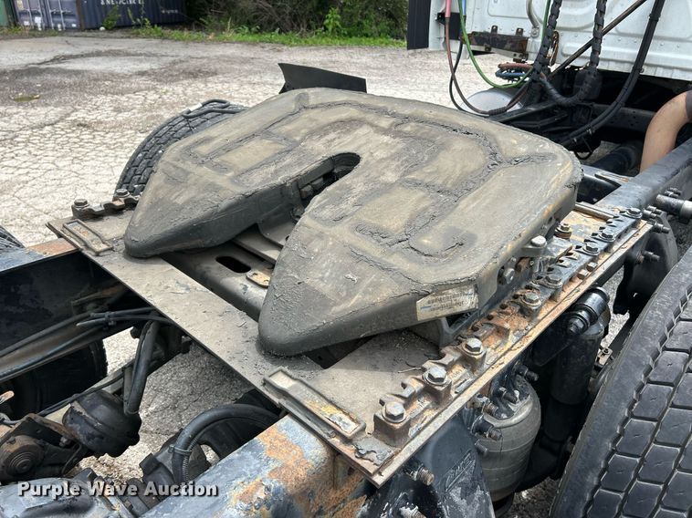 image for item EK8125 2010 Freightliner Cascadia semi truck