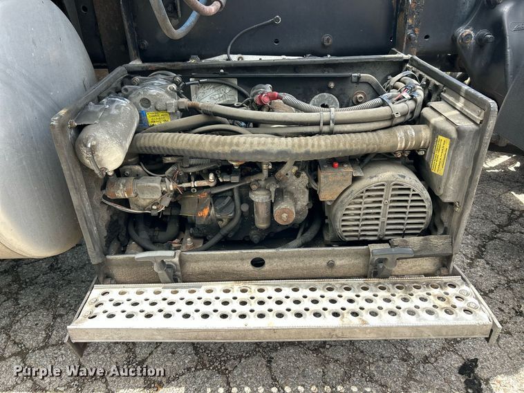 image for item EK8125 2010 Freightliner Cascadia semi truck