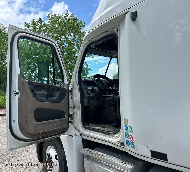 image for item EK8125 2010 Freightliner Cascadia semi truck