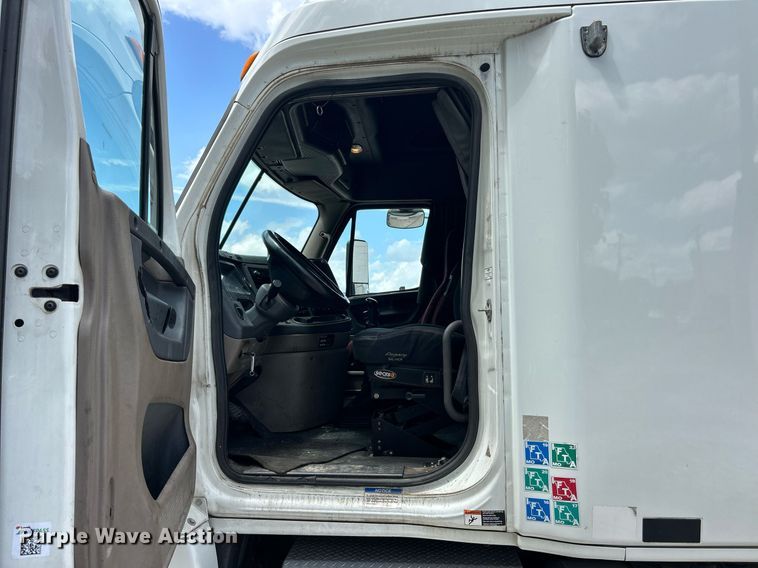 image for item EK8125 2010 Freightliner Cascadia semi truck