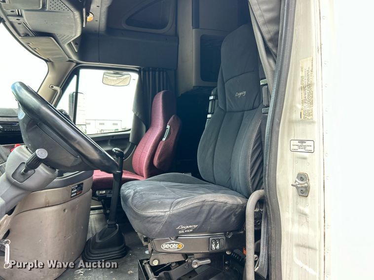 image for item EK8125 2010 Freightliner Cascadia semi truck