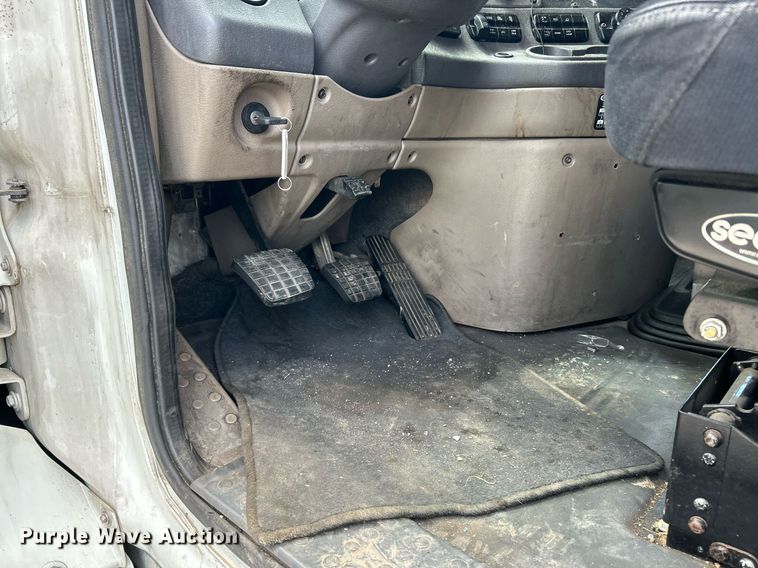 image for item EK8125 2010 Freightliner Cascadia semi truck